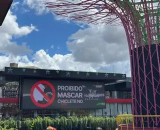 Shopping de destino turístico brasileiro proíbe clientes de mascar chiclete