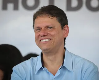 Tarcísio desafia Havaianas: "Aqui em SP é com o pé direito"