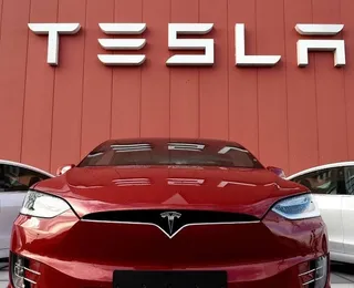 Tesla tropeça em 2025 e perde liderança para rival chinesa BYD