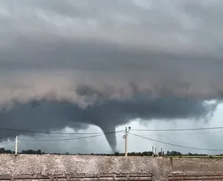 Tornado em formato de funil é registrado após tempestade severa