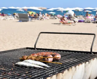 Uso de churrasqueiras nas praias de Camaçari passa a ser proibido