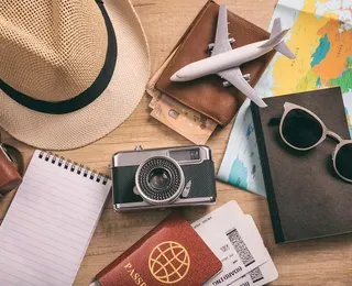 Vai viajar? Vacinas, alimentação e cuidados básicos podem evitar problemas