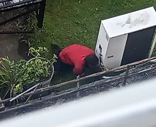 Vídeo: homem foge pelo telhado de órgão público em Salvador após furto