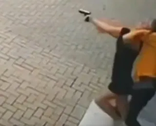 Vídeo: mulher reage a assalto à mão armada e troca tiros com bandidos