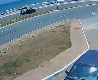 Vídeo: salva-vidas é atingida por carro enquanto pilotava moto na orla
