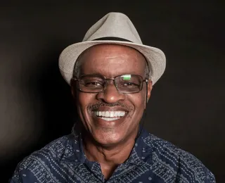 Zulu Araújo lança novo livro e revisita 50 anos de luta antirracista