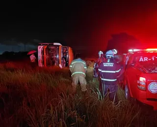 Acidente com ônibus de viagem deixa 12 feridos na Bahia