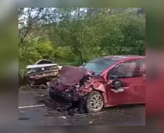 Acidente entre dois carros deixa três mortos em rodovia na Bahia