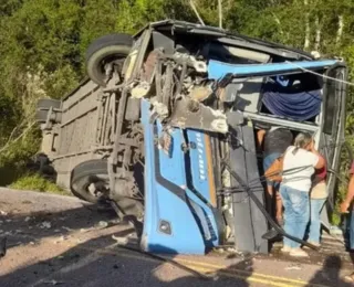 Acidente entre ônibus e caminhão deixa dois mortos e 22 feridos na Bahia