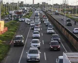 Acidente na BR-324 deixa motorista gravemente ferido e preso às ferragens