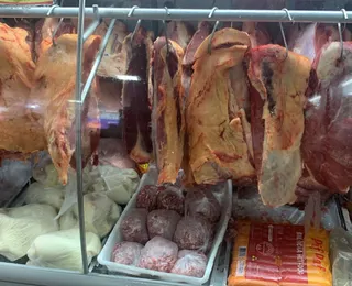 Açougue é fechado por vender carne podre e misturada com ração animal