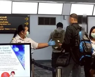 Aeroportos da Ásia retomam protocolos da Covid após surto de vírus