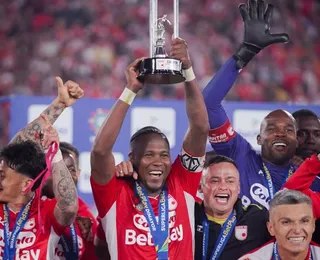 Aos 40 anos, ex-Bahia marca em final e ergue mais uma taça na Colômbia