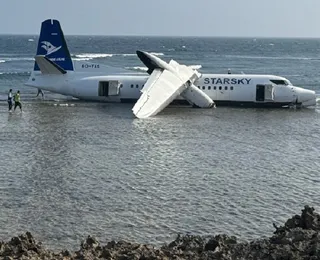 Avião em pane sai da pista e para a metros do mar