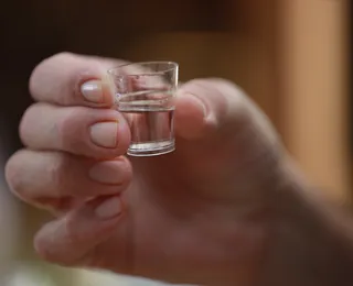 'Batizada': homem é preso após tentar envenenar vizinho com cachaça