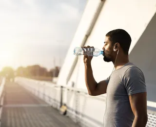 Beber pouca água no calor? Veja os riscos reais para o seu coração