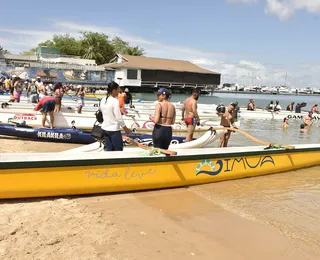Canoa havaiana transforma Praia da Preguiça em polo esportivo de Salvador