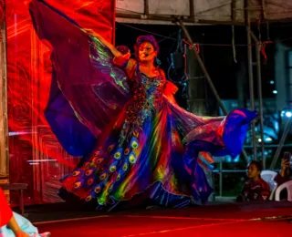 Conheça a personagem drag que ensina crianças sobre igualdade no teatro