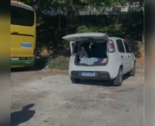 Corpos com mãos amarradas são encontrados dentro de carro em Salvador