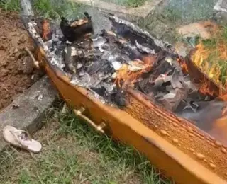 Criminosos invadem cemitério e ateiam fogo em caixão de rival na Bahia