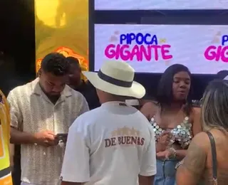 Davi e Raquel Brito curtem pipoca de Léo Santana no trio