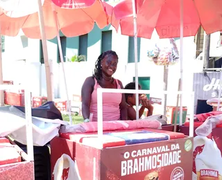 Do Natal ao Carnaval: a ambulante que faz do 'corre' sua maior alegria