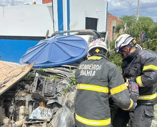 Duas pessoas morrem após carro bater em árvore e capotar na Bahia