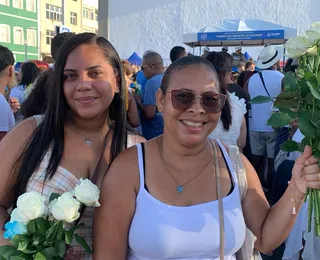 Entre flores e agradecimentos, devotos renovam a fé em Iemanjá no 2 de fevereiro