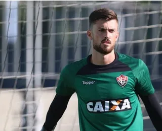 Ex-goleiro do Vitória marcado por Ba-Vi sofre gol do meio-campo