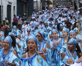 Filhas de Gandhy encerram participação no Carnaval com mil mulheres na avenida