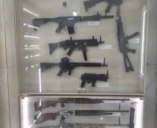 Fuzis e submetralhadoras: arsenal de armas é apreendido em operação da polícia baiana