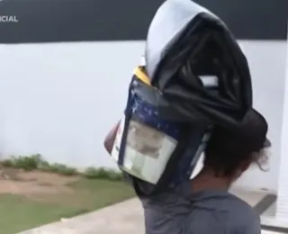 Homem é flagrado furtando lona de motel em Salvador