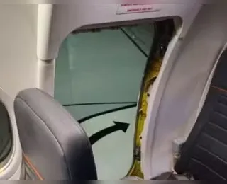 Homem é retirado de avião após quebrar saída de emergência