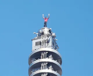 Homem escala prédio mais alto do país sem equipamento de segurança