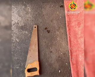 Homem tenta matar mãe com serrote e acaba preso