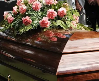 Homens armados invadem sepultamento e queimam caixão na Bahia