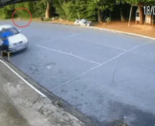 Idosa é atropelada por motorista nu e bêbado; veja vídeo