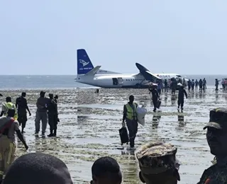 Imagens mostram evacuação de passageiros após queda de avião