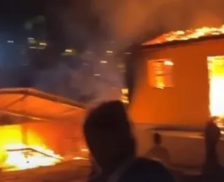 Incêndio atinge área atrás de prefeitura e assusta moradores