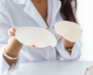 Influenciadora é diagnosticada com câncer raro ligado ao silicone