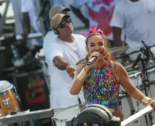 Ivete homenageia Wanda Chase ao passar pelo Observatório A TARDE