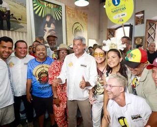 Jerônimo acompanha tradicional saída do Olodum no Pelourinho