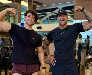 Léo Santana treina com filho de Xanddy e brinca: “Me chama de tio”