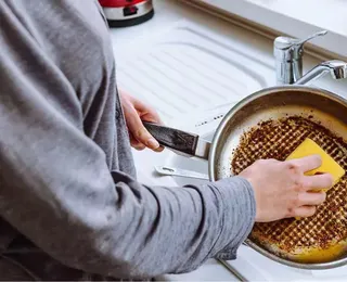 Limpar a frigideira com sal e batata funciona? Saiba a verdade