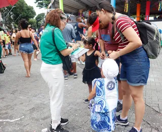 Mais de 10 mil pulseiras de identificação são distribuídas no Carnaval