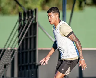 Meia do Vitória pede desculpas por expulsão: "Futebol é aprendizado"