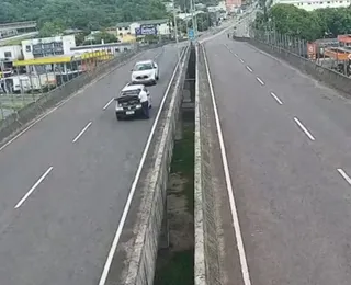 Motorista tenta fechar capô em viaduto e acaba arremessado