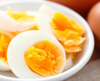 Não cozinhe ovo em água: novo método promete resultado perfeito