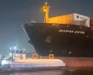 Navio bate em balsas em porto e tripulantes se jogam no mar; veja vídeo