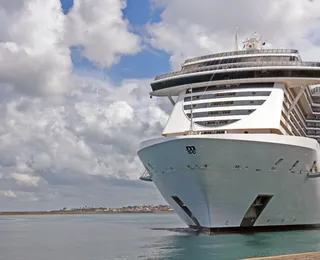 Navio com mais de cinco mil turistas atraca em Salvador